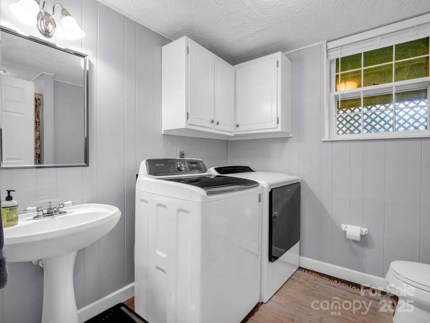 1286 Glenheath Drive, Hendersonville, NC 28791.  MLS# CAR4291667, YatesRealty ID 32409. Lower level full bath with laundry