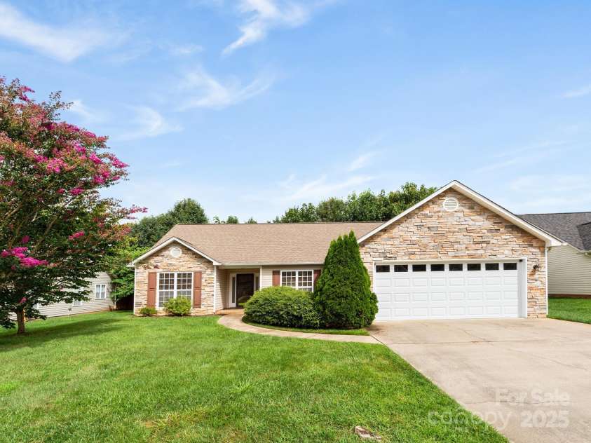 42 Morning Mist Road, Fletcher, NC 28732.  MLS# CAR4292025, YatesRealty ID 32410. Smart split bedroom floorplan and one level living in Cottages at Livingston Farms in Fletcher, NC.