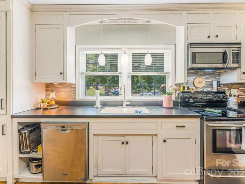 474 Glenwood Drive, Marion, NC 28752.  MLS# CAR4276270, YatesRealty ID 32411. 