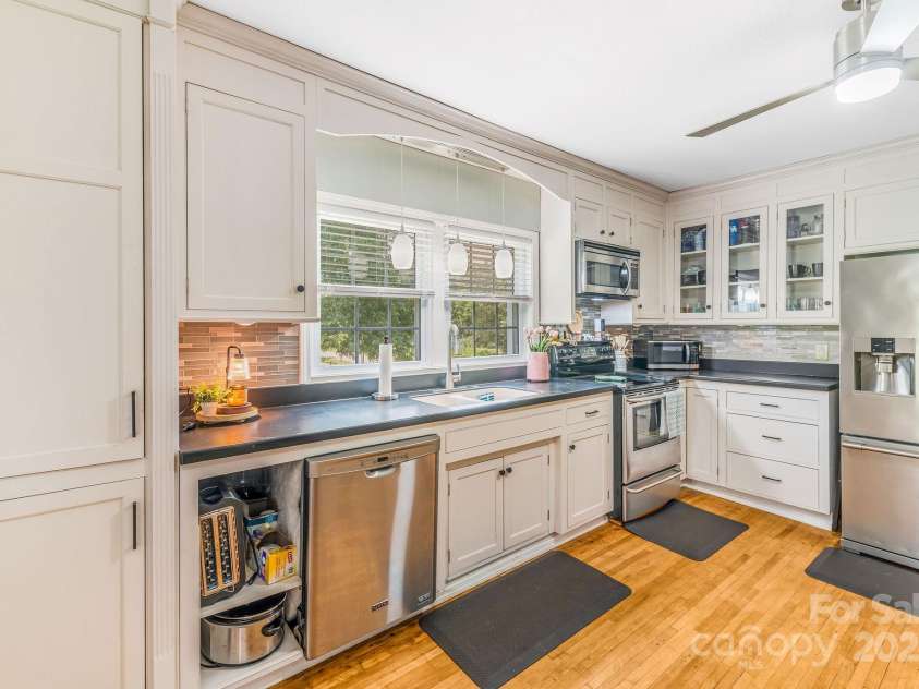 474 Glenwood Drive, Marion, NC 28752.  MLS# CAR4276270, YatesRealty ID 32411. 