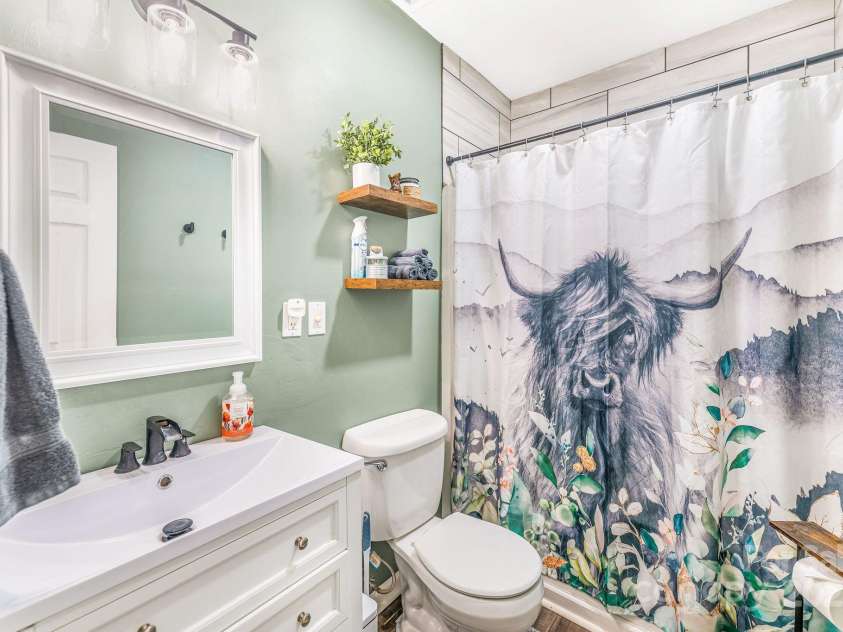 474 Glenwood Drive, Marion, NC 28752.  MLS# CAR4276270, YatesRealty ID 32411. Full bathroom - recently updated!