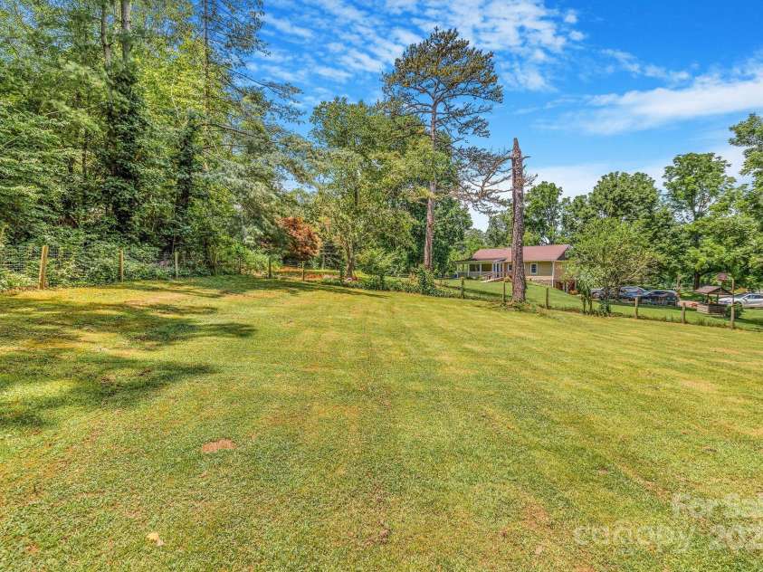 474 Glenwood Drive, Marion, NC 28752.  MLS# CAR4276270, YatesRealty ID 32411. Large fenced in yard