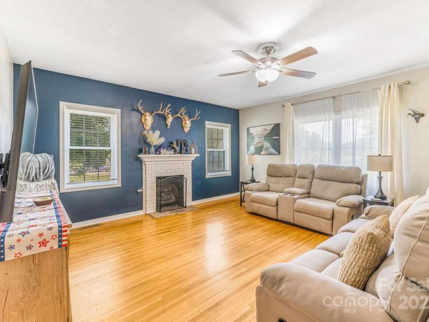 474 Glenwood Drive, Marion, NC 28752.  MLS# CAR4276270, YatesRealty ID 32411. Living room