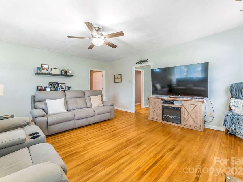 474 Glenwood Drive, Marion, NC 28752.  MLS# CAR4276270, YatesRealty ID 32411. Living room