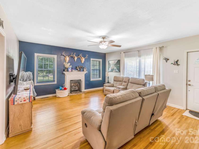 474 Glenwood Drive, Marion, NC 28752.  MLS# CAR4276270, YatesRealty ID 32411. Living room