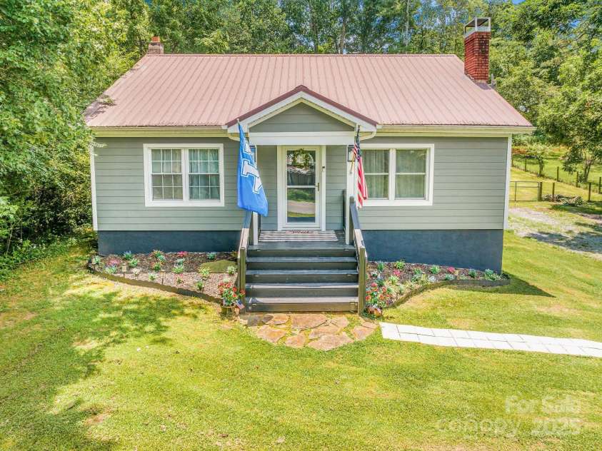 474 Glenwood Drive, Marion, NC 28752.  MLS# CAR4276270, YatesRealty ID 32411. Welcome to 474 Glenwood Drive!