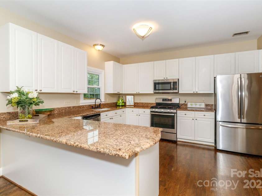 302 Bramwell Place, Matthews, NC 28105.  MLS# CAR4291565, YatesRealty ID 32413. 