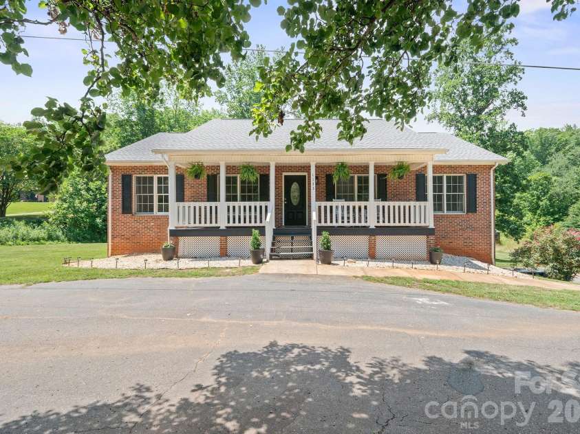 1133 Finger Bridge Road, Hickory, NC 28602.  MLS# CAR4393755, YatesRealty ID 32414. 