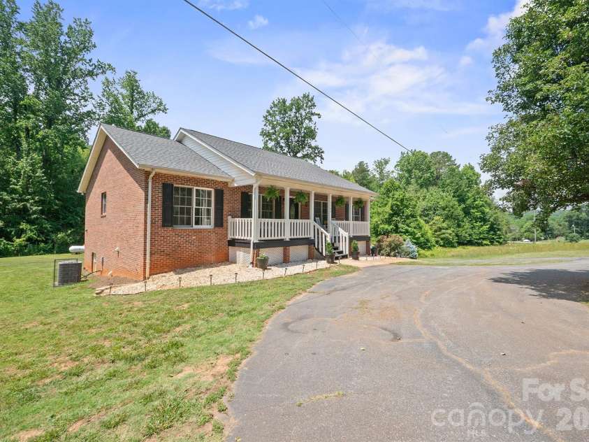 1133 Finger Bridge Road, Hickory, NC 28602.  MLS# CAR4393755, YatesRealty ID 32414. 