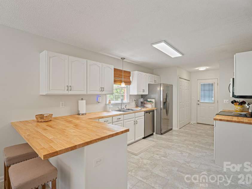 1133 Finger Bridge Road, Hickory, NC 28602.  MLS# CAR4393755, YatesRealty ID 32414. 