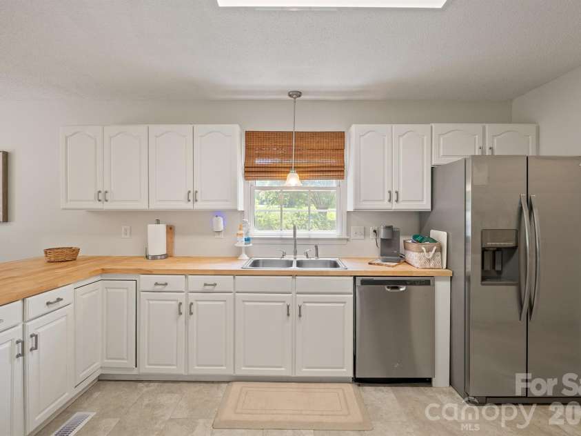 1133 Finger Bridge Road, Hickory, NC 28602.  MLS# CAR4393755, YatesRealty ID 32414. 