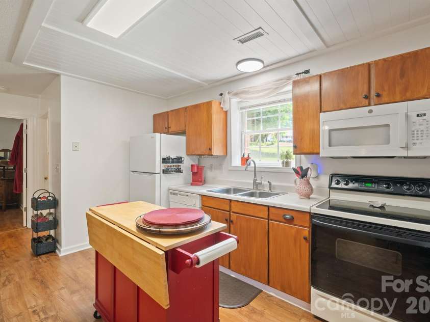 1133 Finger Bridge Road, Hickory, NC 28602.  MLS# CAR4393755, YatesRealty ID 32414. Appliances & pot rack on lower level remain