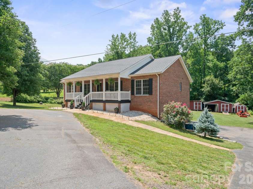 1133 Finger Bridge Road, Hickory, NC 28602.  MLS# CAR4393755, YatesRealty ID 32414. Circular and lower level driveway