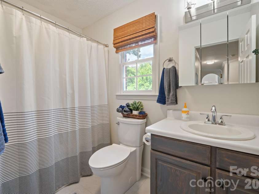 1133 Finger Bridge Road, Hickory, NC 28602.  MLS# CAR4393755, YatesRealty ID 32414. Hall Bath