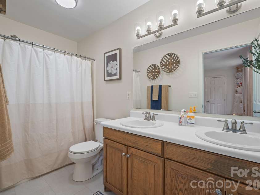 1133 Finger Bridge Road, Hickory, NC 28602.  MLS# CAR4393755, YatesRealty ID 32414. Primary Bath