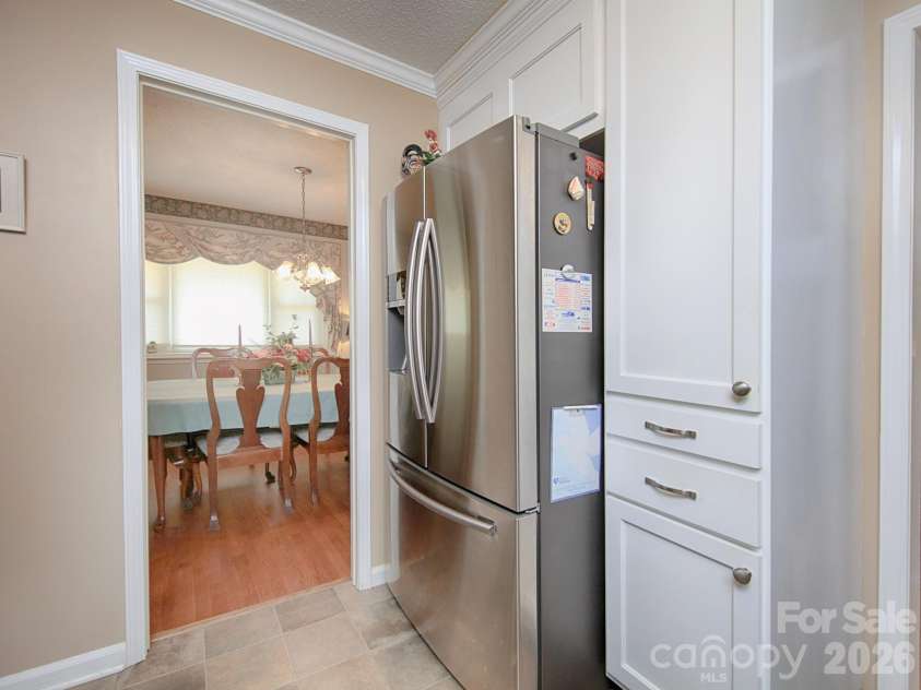 1005 Forest Park Drive, Statesville, NC 28677.  MLS# CAR4374714, YatesRealty ID 32415. Ample cabinetry space