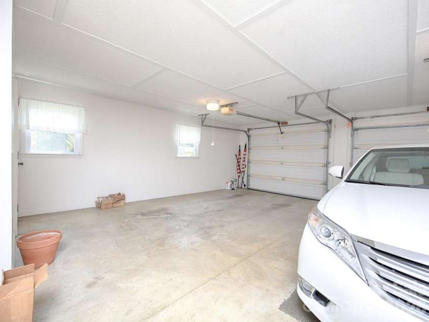 1005 Forest Park Drive, Statesville, NC 28677.  MLS# CAR4374714, YatesRealty ID 32415. Attached Double Garage
