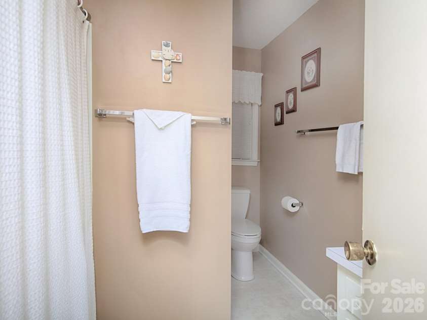 1005 Forest Park Drive, Statesville, NC 28677.  MLS# CAR4374714, YatesRealty ID 32415. Full Hall Bath