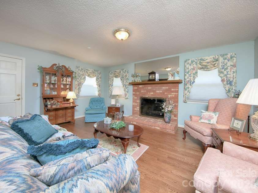 1005 Forest Park Drive, Statesville, NC 28677.  MLS# CAR4374714, YatesRealty ID 32415. Great Space for Relaxing or Entertaining