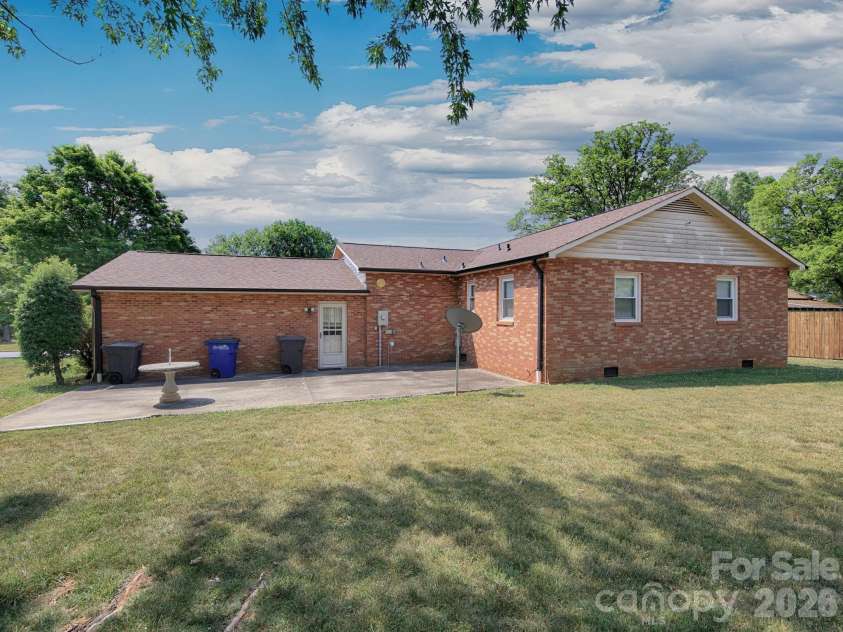 1005 Forest Park Drive, Statesville, NC 28677.  MLS# CAR4374714, YatesRealty ID 32415. Patio Access from Garage