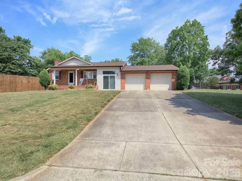 1005 Forest Park Drive, Statesville, NC 28677.  MLS# CAR4374714, YatesRealty ID 32415. Plenty of Parking Space