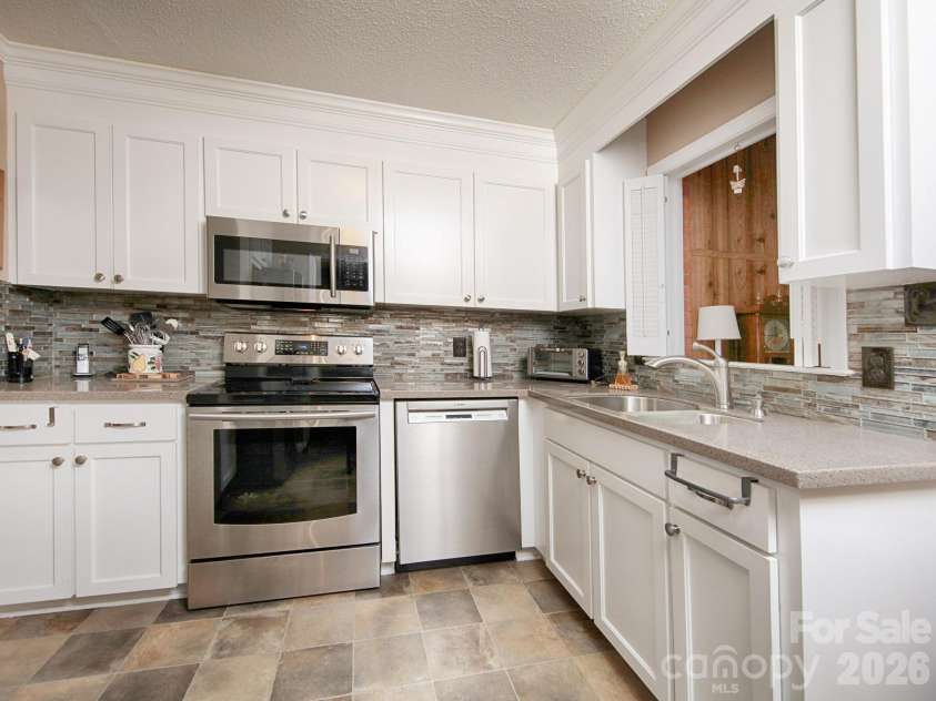 1005 Forest Park Drive, Statesville, NC 28677.  MLS# CAR4374714, YatesRealty ID 32415. Updated Kitchen