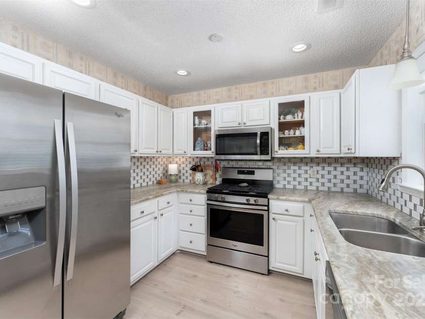 330 Stonehollow Road, Fletcher, NC 28732.  MLS# CAR4271829, YatesRealty ID 32415. The kitchen has leathered granite counters with a ceramic tile backsplash.