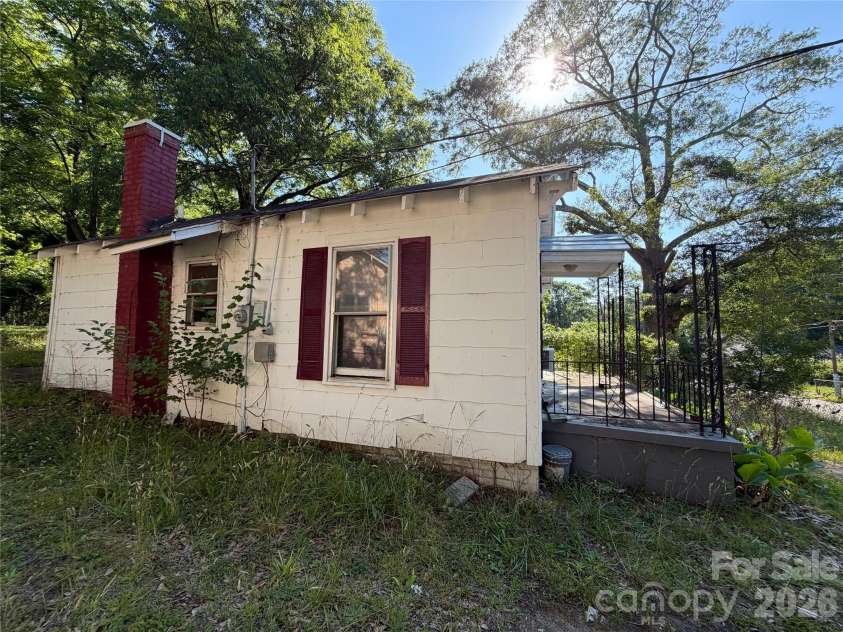 547 Center Street, Spartanburg, SC 29301.  MLS# CAR4389696, YatesRealty ID 32416. 