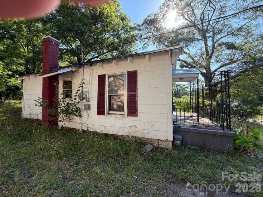 547 Center Street, Spartanburg, SC 29301.  MLS# CAR4389696, YatesRealty ID 32416. 