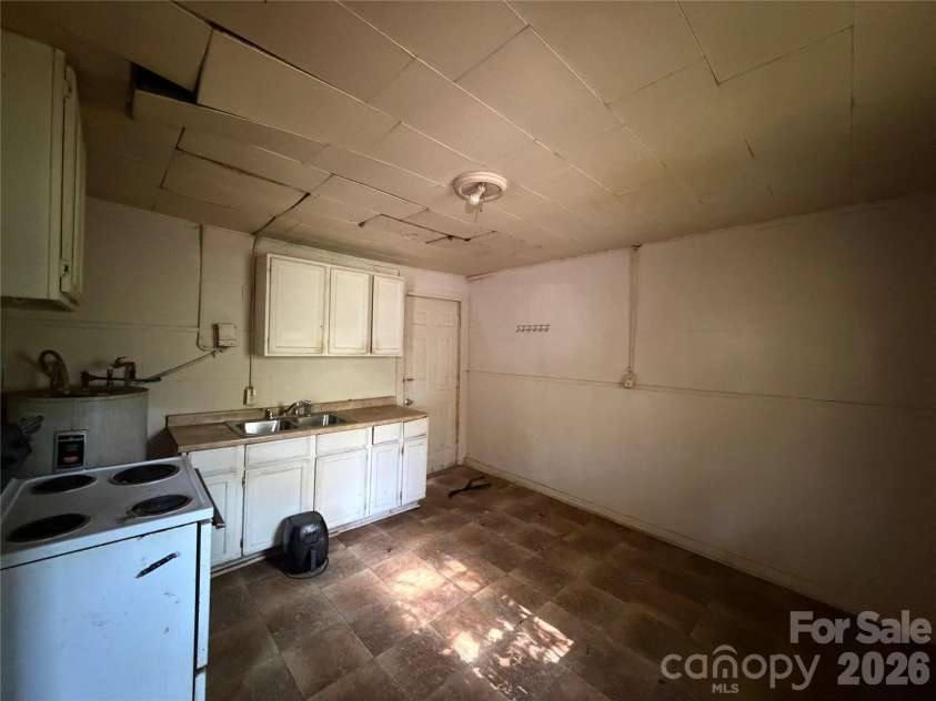 547 Center Street, Spartanburg, SC 29301.  MLS# CAR4389696, YatesRealty ID 32416. 