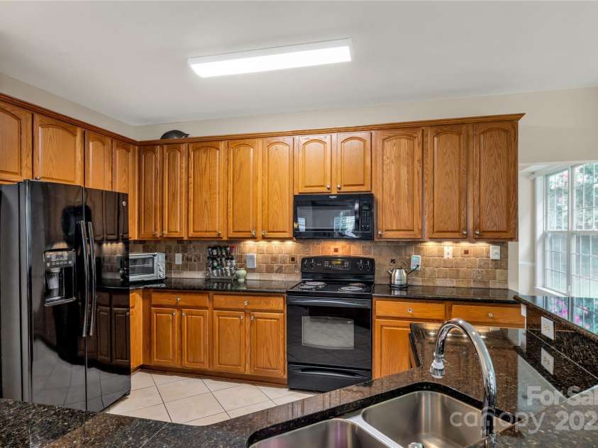 1993 Foxwood Court, Indian Land, SC 29707.  MLS# CAR4280194, YatesRealty ID 32417. Large kitchen with island