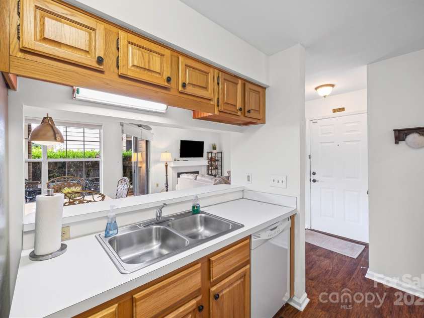 5003 Sharon Road, Charlotte, NC 28210.  MLS# CAR4300566, YatesRealty ID 32418. 