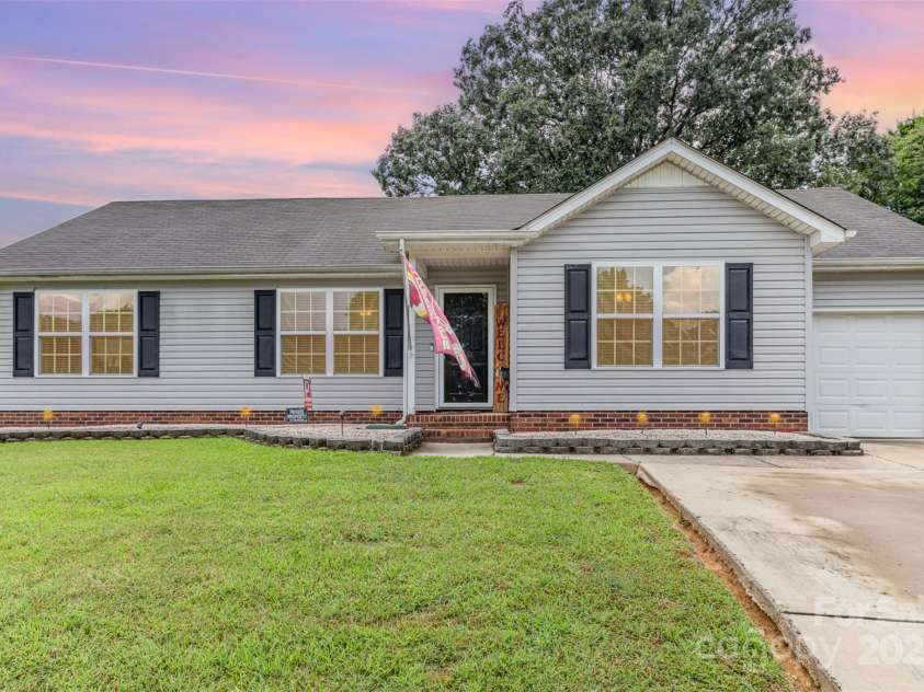 10106 Ashley Farm Drive, Matthews, NC 28105.  MLS# CAR4283061, YatesRealty ID 32419. 