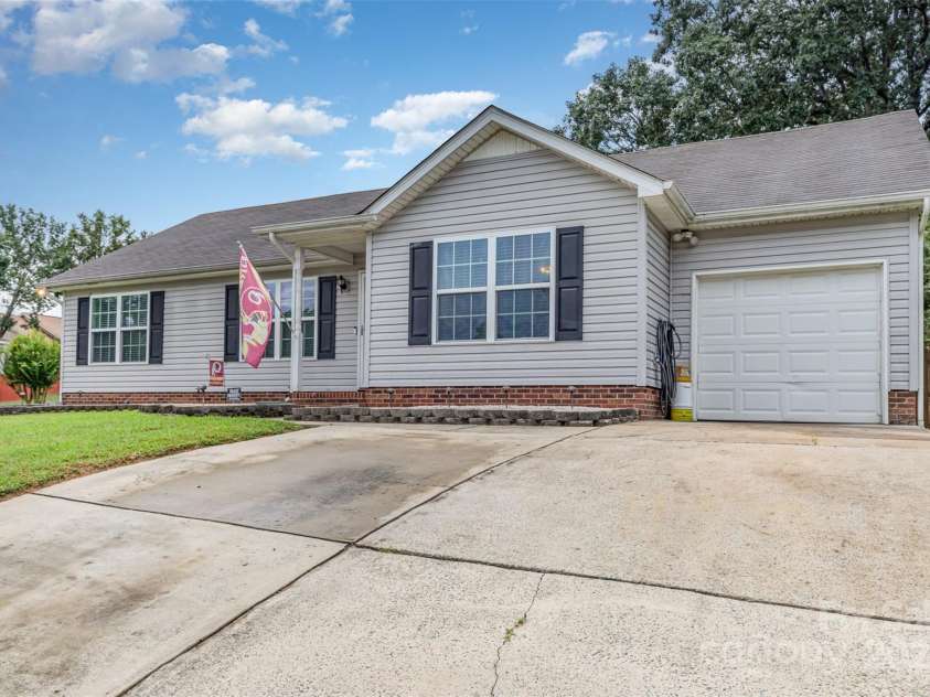 10106 Ashley Farm Drive, Matthews, NC 28105.  MLS# CAR4283061, YatesRealty ID 32419. 