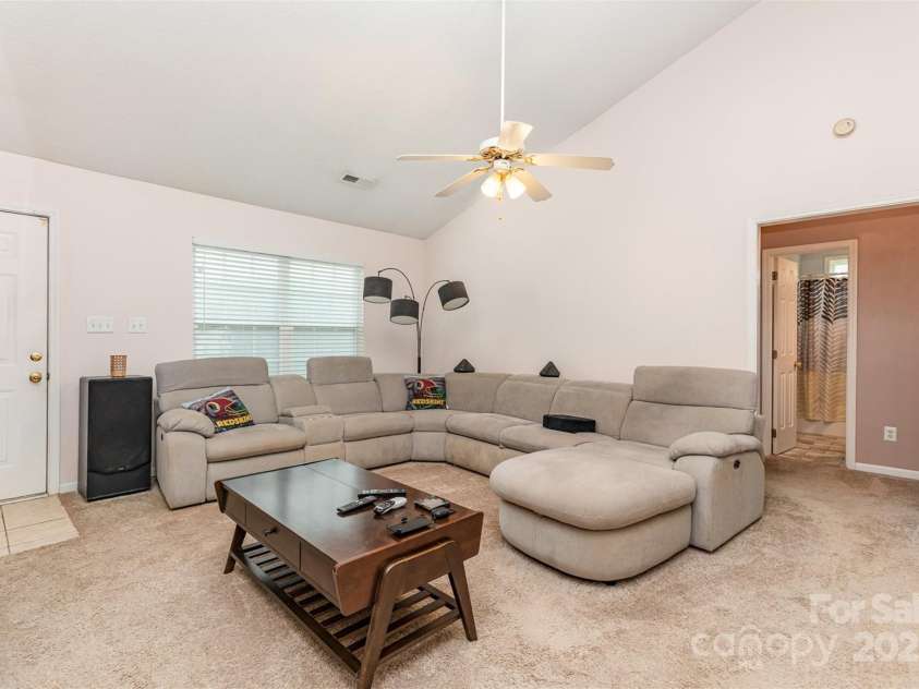 10106 Ashley Farm Drive, Matthews, NC 28105.  MLS# CAR4283061, YatesRealty ID 32419. 