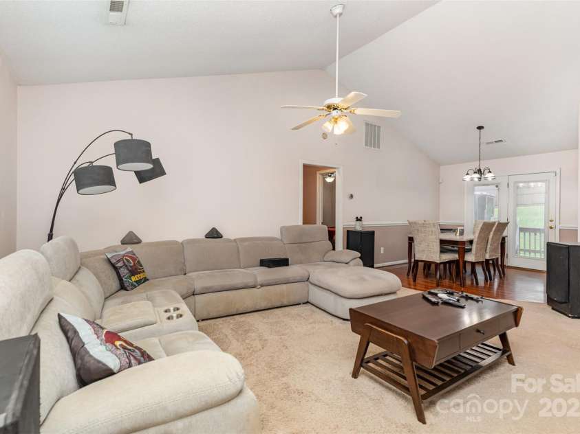 10106 Ashley Farm Drive, Matthews, NC 28105.  MLS# CAR4283061, YatesRealty ID 32419. 