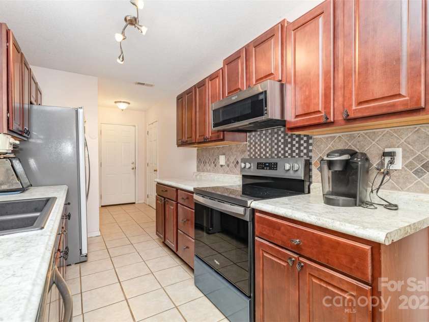 10106 Ashley Farm Drive, Matthews, NC 28105.  MLS# CAR4283061, YatesRealty ID 32419. 