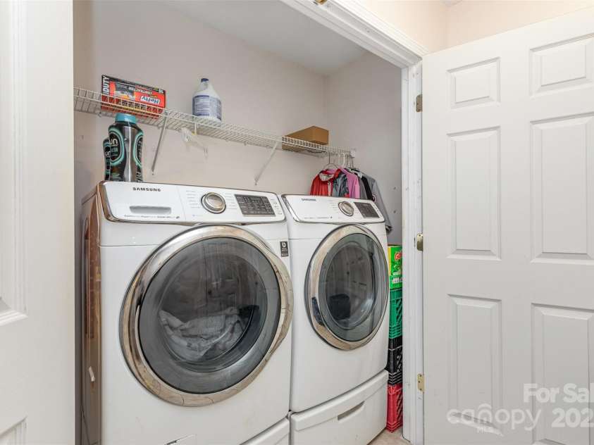 10106 Ashley Farm Drive, Matthews, NC 28105.  MLS# CAR4283061, YatesRealty ID 32419. 