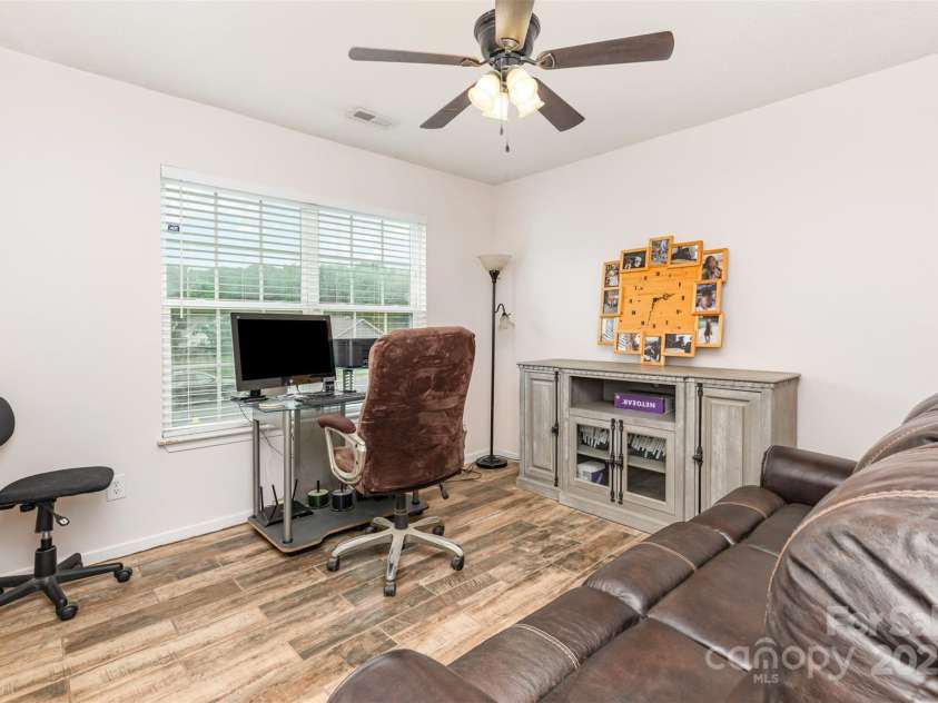 10106 Ashley Farm Drive, Matthews, NC 28105.  MLS# CAR4283061, YatesRealty ID 32419. 