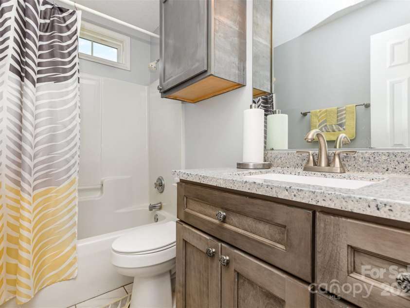 10106 Ashley Farm Drive, Matthews, NC 28105.  MLS# CAR4283061, YatesRealty ID 32419. 