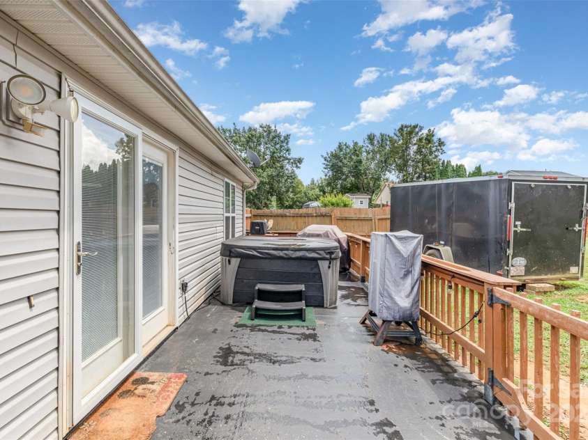 10106 Ashley Farm Drive, Matthews, NC 28105.  MLS# CAR4283061, YatesRealty ID 32419. 