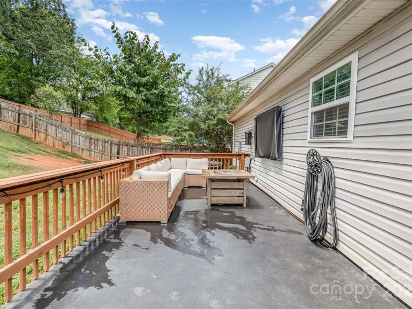 10106 Ashley Farm Drive, Matthews, NC 28105.  MLS# CAR4283061, YatesRealty ID 32419. 