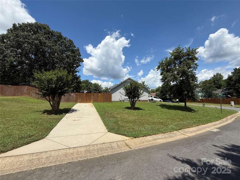 10106 Ashley Farm Drive, Matthews, NC 28105.  MLS# CAR4283061, YatesRealty ID 32419. 