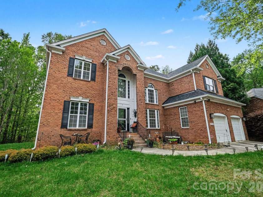 2516 River Oaks Drive, Waxhaw, NC 28173.  MLS# CAR4370058, YatesRealty ID 32419. 