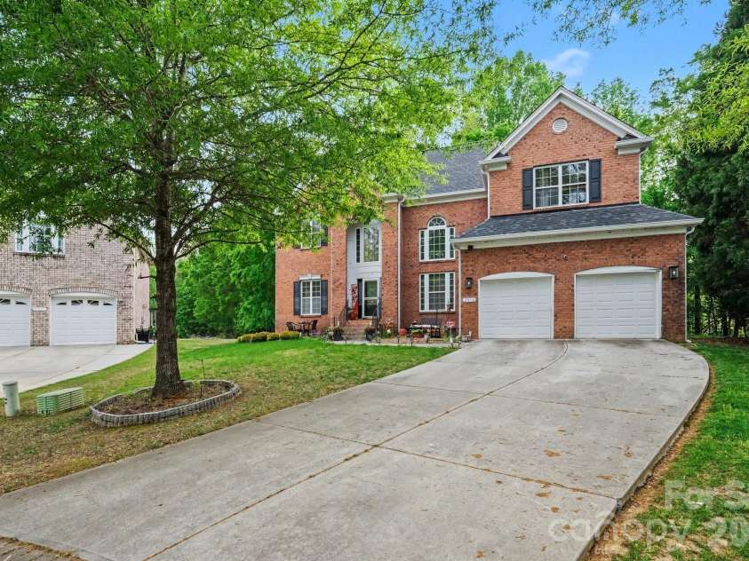 2516 River Oaks Drive, Waxhaw, NC 28173.  MLS# CAR4370058, YatesRealty ID 32419. 