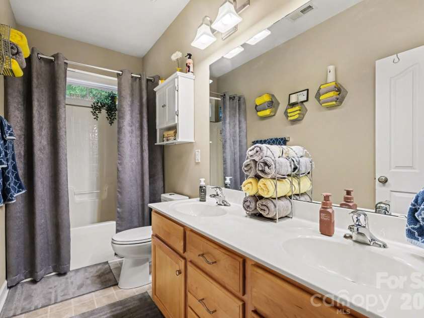2516 River Oaks Drive, Waxhaw, NC 28173.  MLS# CAR4370058, YatesRealty ID 32419. 