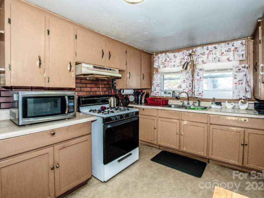 1118 Wall Street, Statesville, NC 28677.  MLS# CAR4191954, YatesRealty ID 3242. 