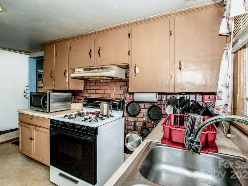 1118 Wall Street, Statesville, NC 28677.  MLS# CAR4191954, YatesRealty ID 3242. 