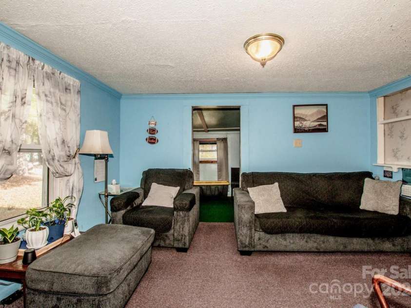 1118 Wall Street, Statesville, NC 28677.  MLS# CAR4191954, YatesRealty ID 3242. Family room