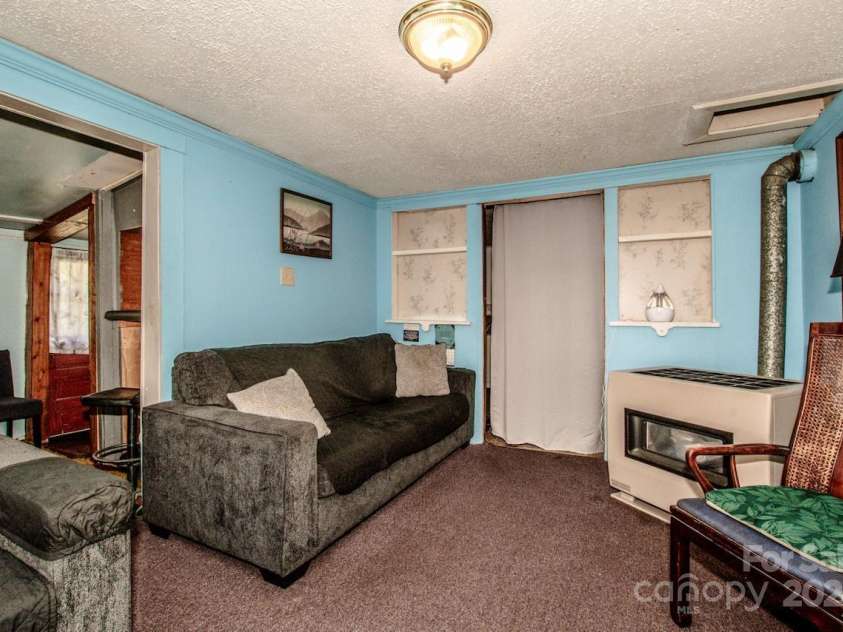 1118 Wall Street, Statesville, NC 28677.  MLS# CAR4191954, YatesRealty ID 3242. Family room